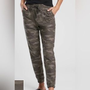 Athlete Farallon Joggers Black/Olive Camo size 10p